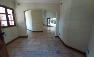 CASA A PASOS DEL COLEGIO SAN ANSELMO CHICUREO!!!!