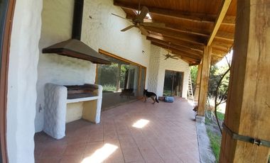 CASA A PASOS DEL COLEGIO SAN ANSELMO CHICUREO!!!!