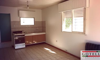 Alquiler Monte Grande Casa  de 2 dormitorios jardin y espacio de estacionamiento