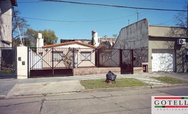 Alquiler Monte Grande Casa  de 2 dormitorios jardin y espacio de estacionamiento