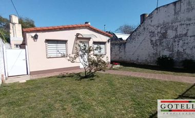 Alquiler Monte Grande Casa  de 2 dormitorios jardin y espacio de estacionamiento