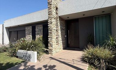 Casa en venta c/ cochera en Rafaela