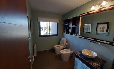 CASA DE CINCO DORMITORIOS VENTA COUNTRY PRIVADO SAN MARINO FUNES