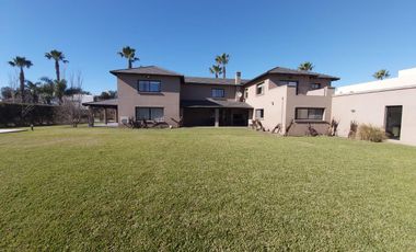 CASA DE CINCO DORMITORIOS VENTA COUNTRY PRIVADO SAN MARINO FUNES