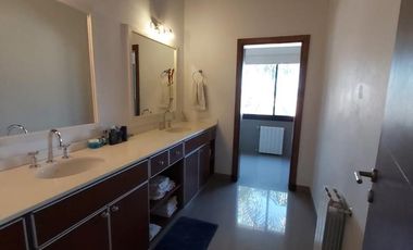 CASA DE CINCO DORMITORIOS VENTA COUNTRY PRIVADO SAN MARINO FUNES