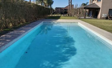 CASA DE CINCO DORMITORIOS VENTA COUNTRY PRIVADO SAN MARINO FUNES