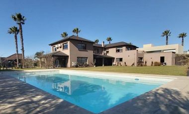 CASA DE CINCO DORMITORIOS VENTA COUNTRY PRIVADO SAN MARINO FUNES