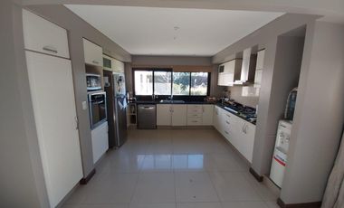 CASA DE CINCO DORMITORIOS VENTA COUNTRY PRIVADO SAN MARINO FUNES