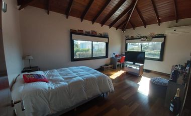 CASA DE CINCO DORMITORIOS VENTA COUNTRY PRIVADO SAN MARINO FUNES