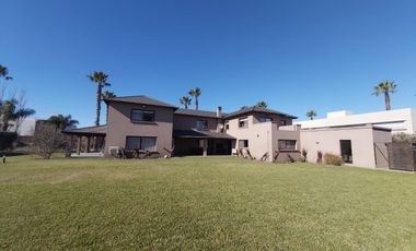 CASA DE CINCO DORMITORIOS VENTA COUNTRY PRIVADO SAN MARINO FUNES