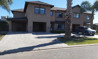 CASA DE CINCO DORMITORIOS VENTA COUNTRY PRIVADO SAN MARINO FUNES