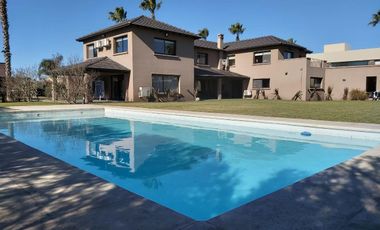 CASA DE CINCO DORMITORIOS VENTA COUNTRY PRIVADO SAN MARINO FUNES