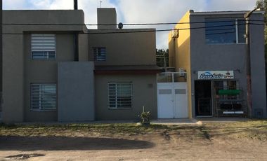 Casa en venta - 4 Dormitorios 4 Baños 1 Cochera - Quequen