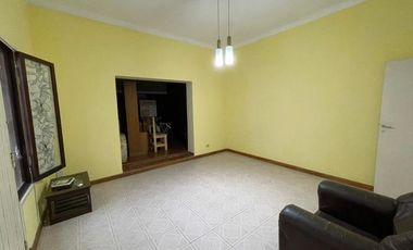 Casa en venta - 2 Dormitorios 2 Baños 1 Local - 200Mts2 - Monte Grande