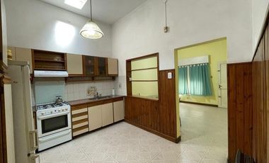 Casa en venta - 2 Dormitorios 2 Baños 1 Local - 200Mts2 - Monte Grande