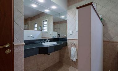 Casa en venta - 3 Dormitorios 2 Baños 2 Cocheras - 300Mts2 - Ciudad Madero