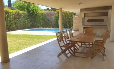 CASA PREMIUM DE CUATRO DORMITORIOS VENTA PILETA EXCLUSIVA SAN MARINO FUNES