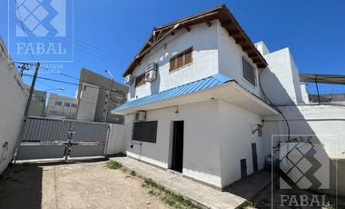 Galpón venta Centro Oeste, 304 m2 sobre lote de 10 x 40