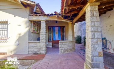 Casa sobre lote de 10x50 en venta - Olivos
