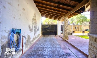 Casa sobre lote de 10x50 en venta - Olivos