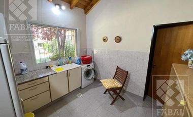 Casa venta Allen, 4 dormitorios, 3 baños, cochera, jardín con parrilla y estudio independiente