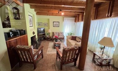Casa venta Allen, 4 dormitorios, 3 baños, cochera, jardín con parrilla y estudio independiente