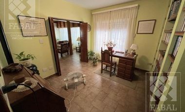 Casa venta Allen, 4 dormitorios, 3 baños, cochera, jardín con parrilla y estudio independiente