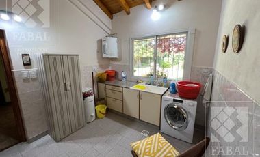 Casa venta Allen, 4 dormitorios, 3 baños, cochera, jardín con parrilla y estudio independiente