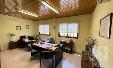 Casa venta Allen, 4 dormitorios, 3 baños, cochera, jardín con parrilla y estudio independiente