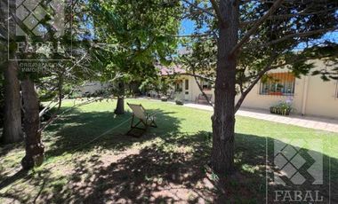 Casa venta Allen, 4 dormitorios, 3 baños, cochera, jardín con parrilla y estudio independiente