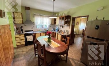 Casa venta Allen, 4 dormitorios, 3 baños, cochera, jardín con parrilla y estudio independiente