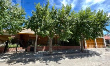 Casa venta Allen, 4 dormitorios, 3 baños, cochera, jardín con parrilla y estudio independiente
