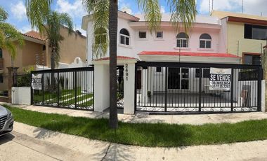 CASA EN BUGAMBILIAS PRIMERA SECCIÓN