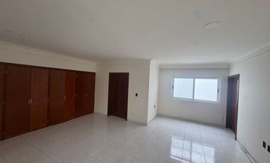 CASA EN BUGAMBILIAS PRIMERA SECCIÓN