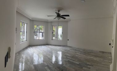 CASA EN BUGAMBILIAS PRIMERA SECCIÓN