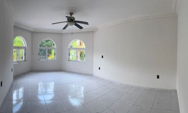 CASA EN BUGAMBILIAS PRIMERA SECCIÓN