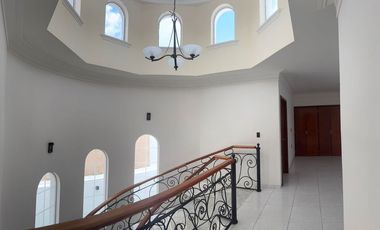 CASA EN BUGAMBILIAS PRIMERA SECCIÓN