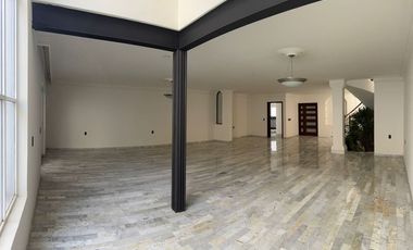 CASA EN BUGAMBILIAS PRIMERA SECCIÓN