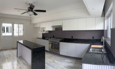 CASA EN BUGAMBILIAS PRIMERA SECCIÓN