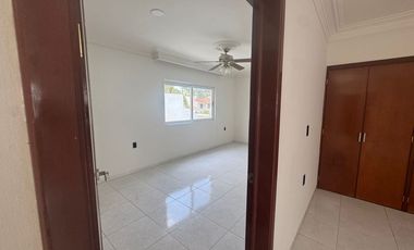 CASA EN BUGAMBILIAS PRIMERA SECCIÓN