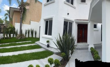 CASA EN BUGAMBILIAS PRIMERA SECCIÓN