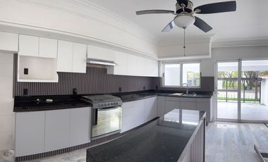 CASA EN BUGAMBILIAS PRIMERA SECCIÓN