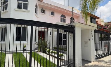 CASA EN BUGAMBILIAS PRIMERA SECCIÓN