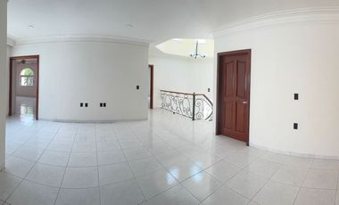 CASA EN BUGAMBILIAS PRIMERA SECCIÓN