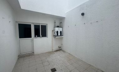 CASA EN BUGAMBILIAS PRIMERA SECCIÓN