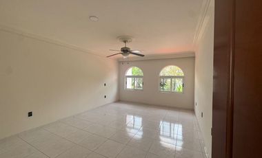 CASA EN BUGAMBILIAS PRIMERA SECCIÓN