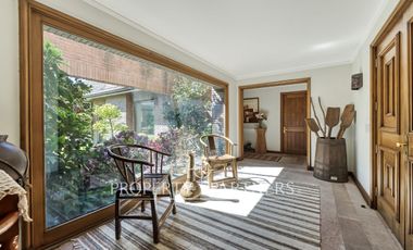 Estupenda casa con exquisito jardín, ubicada en sector los Nogales