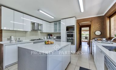 Estupenda casa con exquisito jardín, ubicada en sector los Nogales