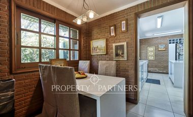 Estupenda casa con exquisito jardín, ubicada en sector los Nogales