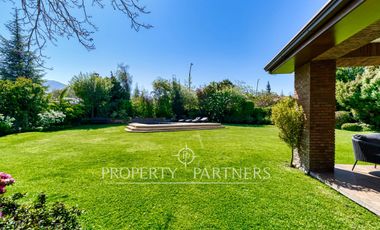 Estupenda casa con exquisito jardín, ubicada en sector los Nogales